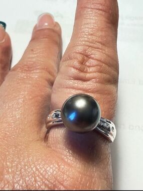 Tahitian dark gray pearl accented by 6 brilliant diamonds in 14k white gold